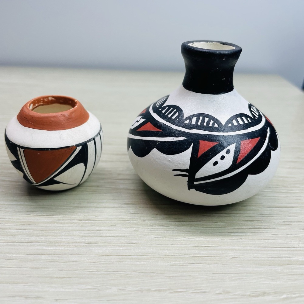 Isleta Pueblo NM Miniature Pottery Set Hand Painted Black Red White 2pc L.V.‎